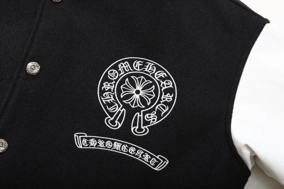 P370 Model No. Y605 Chromehearts/Cro Heart Cross Embroidered Letters Leather Sleeves Spliced ​​Baseball Jacket Channel Boutique The most popular baseball jacket among fashionable men and fashionable women. There are versions at all levels of the market (you must compare the details). The most powerful quality control has been producing and researching baseball uniforms for 7 years. The details are exquisite. With it, you are the most beautiful boy in the world. The paint-coated full-face four-button buckle (button with LOGO), the average weight of the fabric is nearly 900 grams, and it is made of wool + eyeliner blended, custom-woven and dyed wool with high color fastness. The lining is made of silky and delicate cupro fiber! The texture is thick, the color is more uniform and beautiful, and the sharp edges and corners are full of three-dimensionality, showing laziness, casualness, and youthful vitality! size：M-XXL